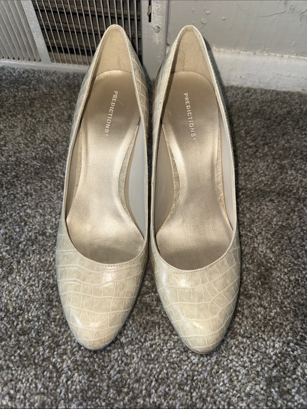Predictions Croc-Embossed Neutral Cream Pumps